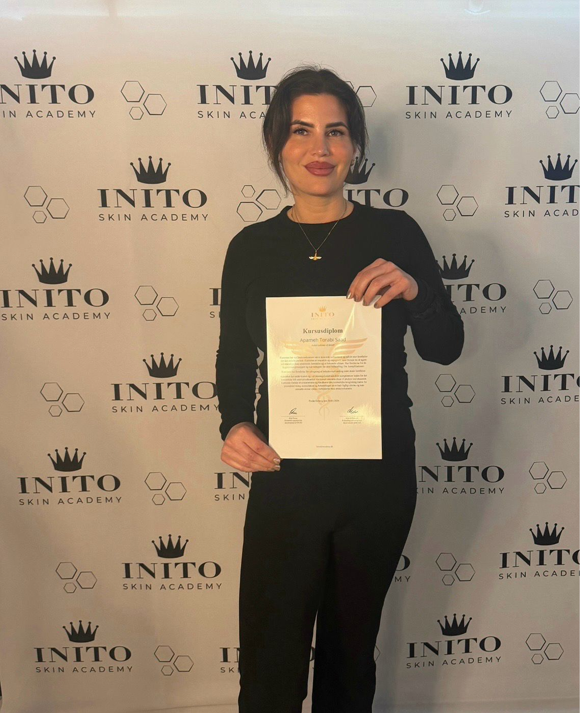 Apameh Torabi Saad med sit kursusdiplom fra INITO Skin Academy